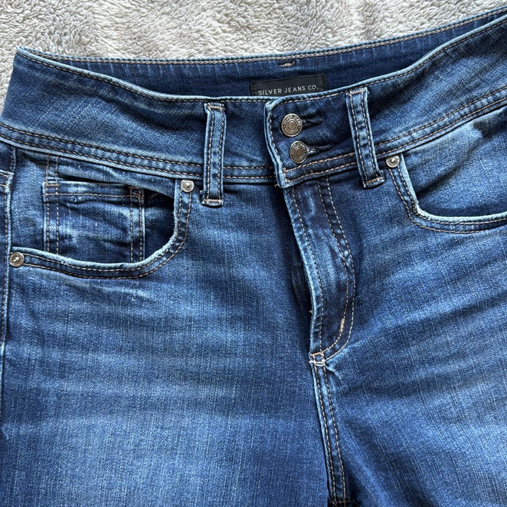 Silver Jeans Co.® Avery Wide Leg Curvy High Rise Double Button Jean - Picture 7 of 10